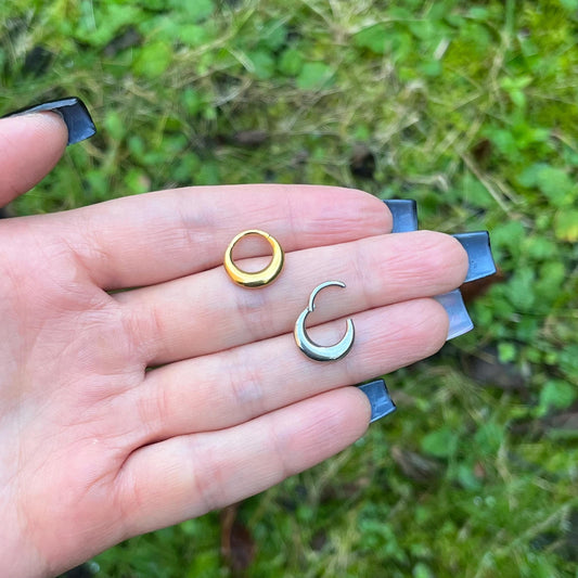 Minimalist Hinged Septum Ring: Titanium Clicker, 16G (1.2mm) Silver/Gold