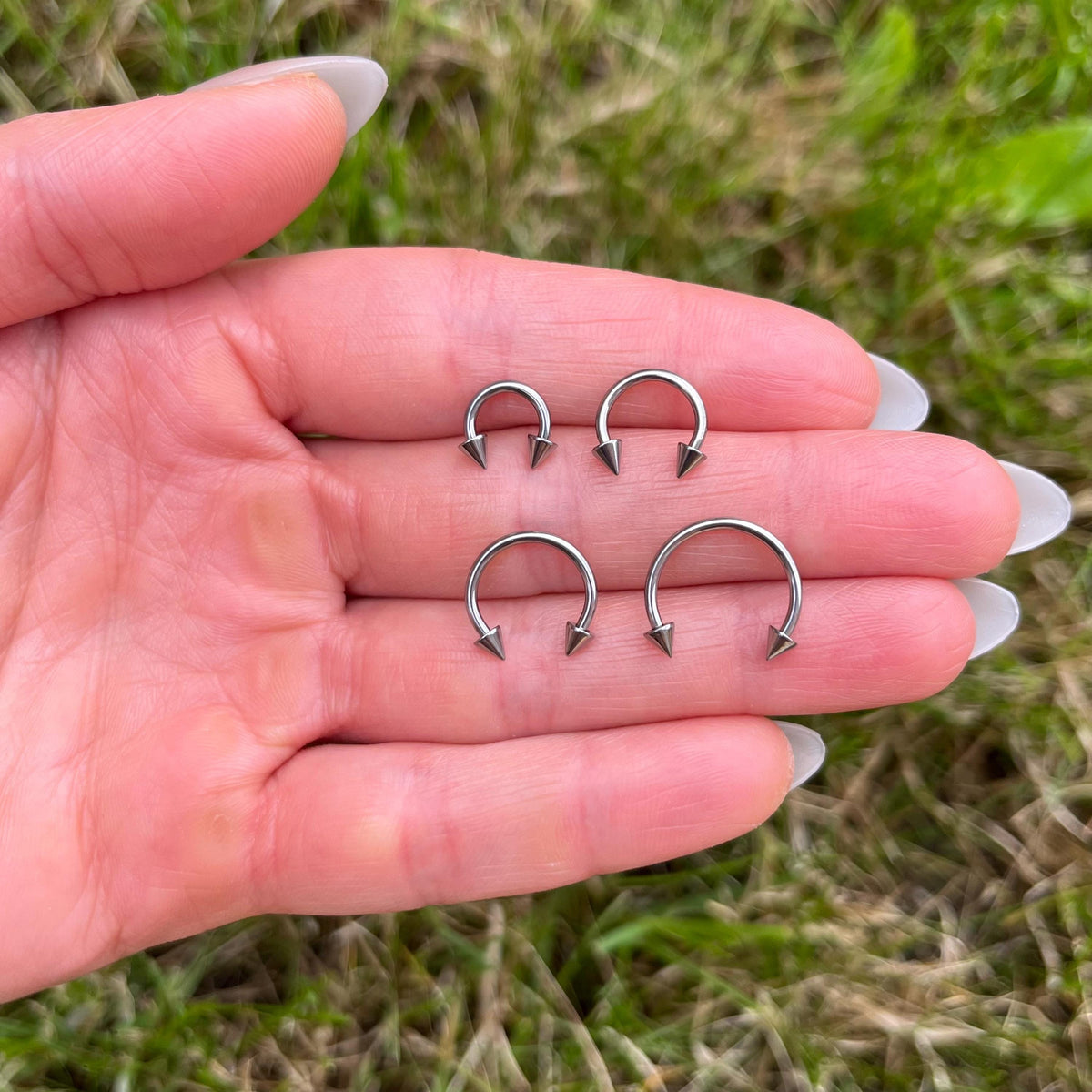 Titanium Horseshoe Ring | Septum, Lip & Eyebrow Piercing | Silver/Black | 16G
